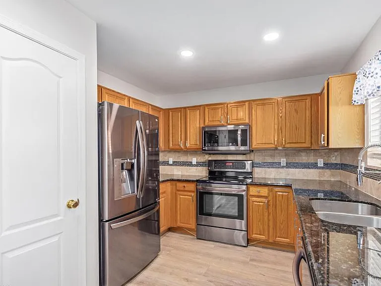 1338 E Grovers Ave — Photo 7