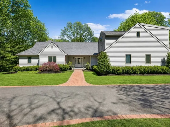 3 Quail Run, Hampton Bays, NY 11946
