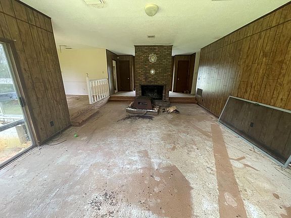 4th image of 2402 Gornto Rd