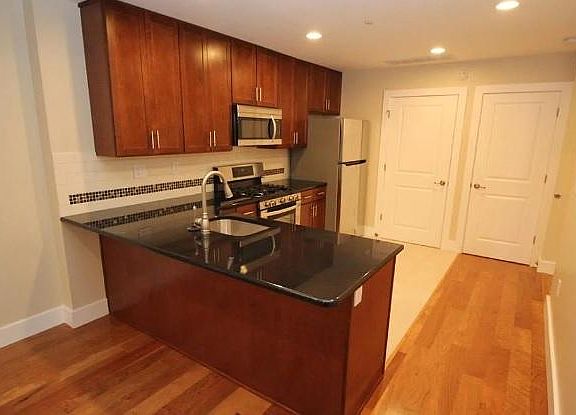 3rd image of 601 N 2nd St APT 203
