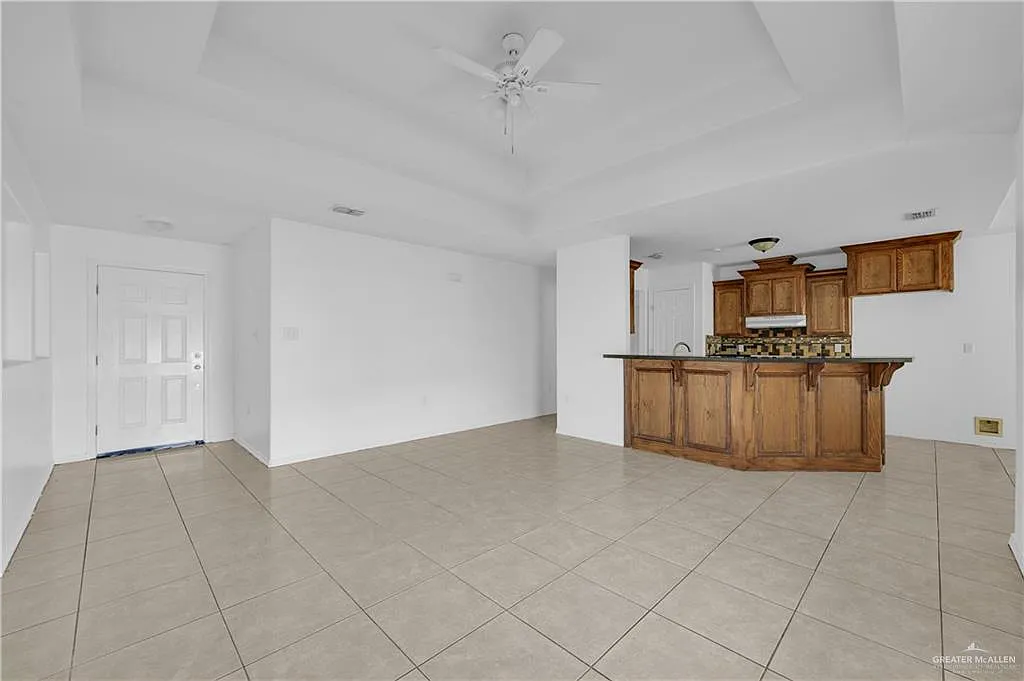3 bed, 2.0 bath, 1794 sqft, $1,300 — Photo 4