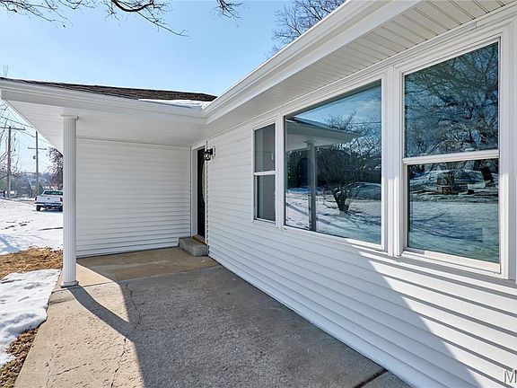 3rd image of 1015 Dingledine Rd