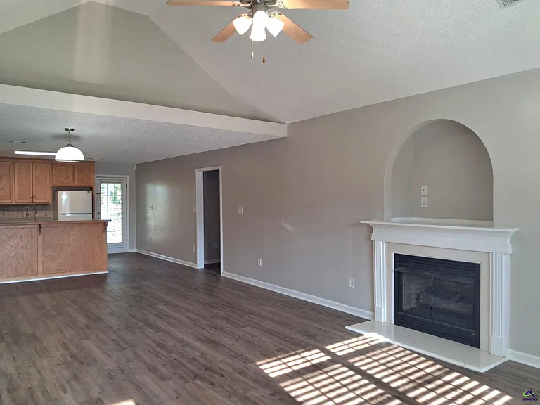 105 Monticello Dr — Photo 3