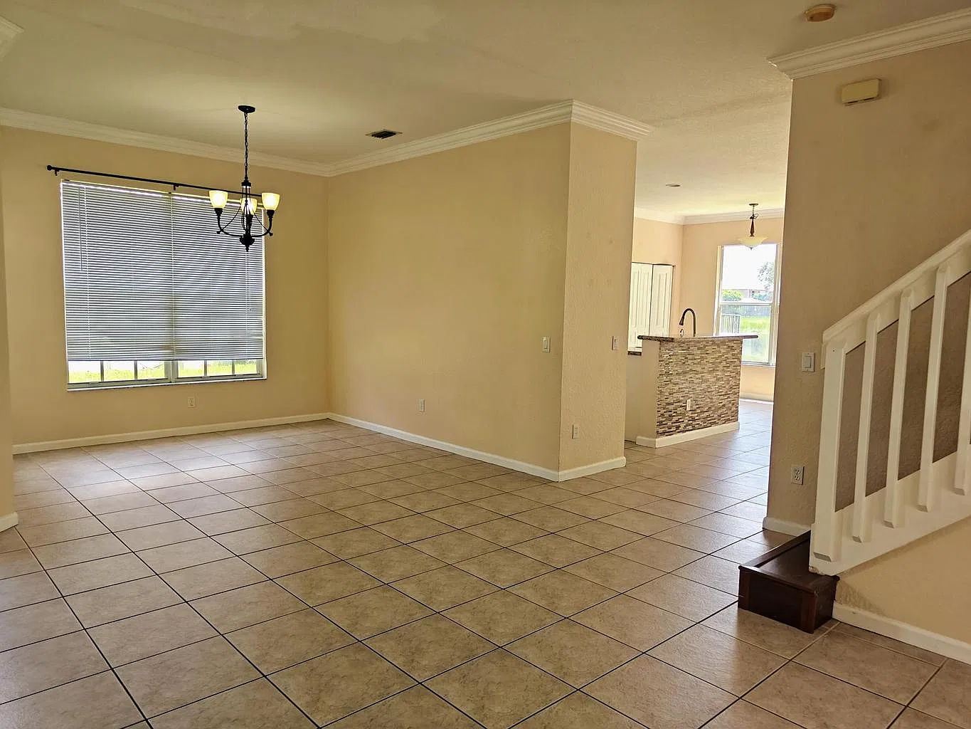 5 bed, 3.0 bath, 2601 sqft, $4,000 — Photo 3