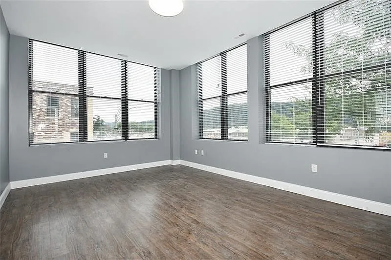 2 bed, 12000 sqft, $1,350 — Photo 2