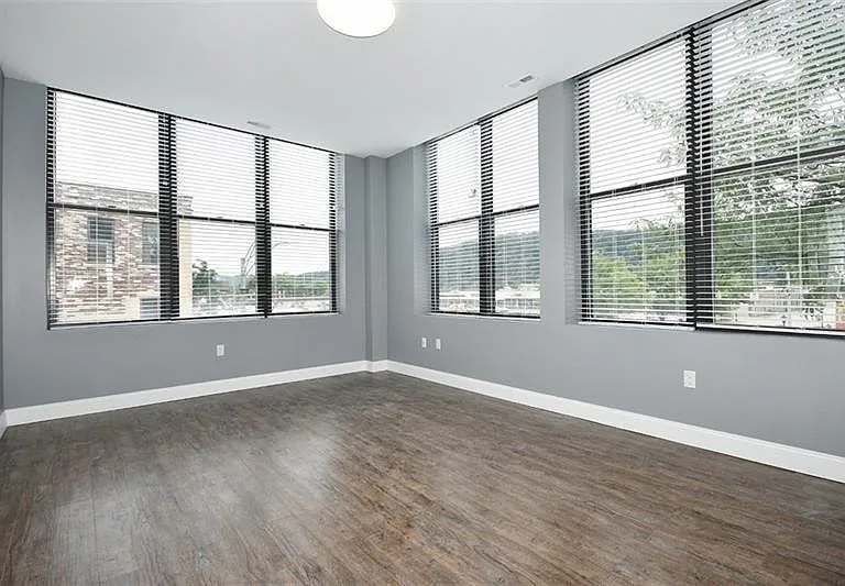 401 9th St #4 — Photo 2
