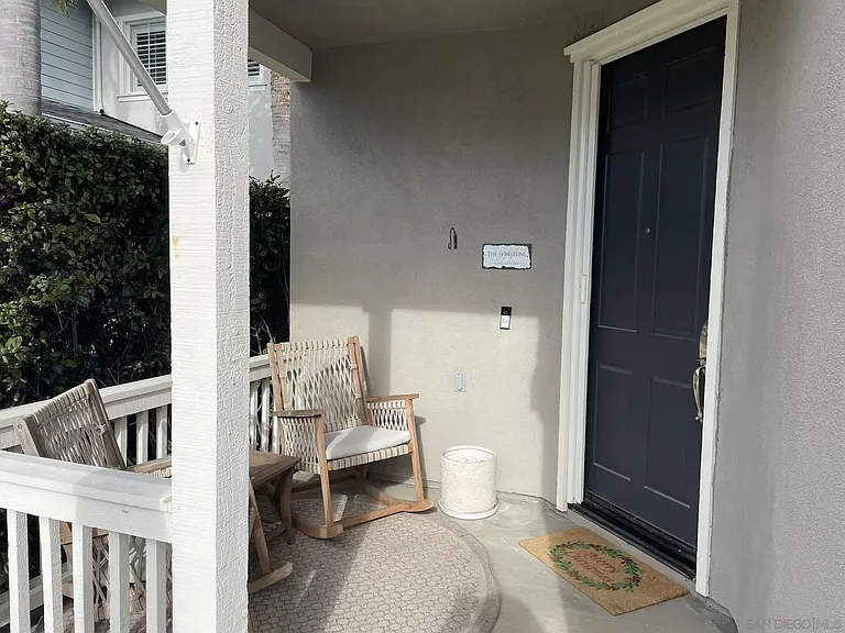 646 Sandside Ct — Photo 3