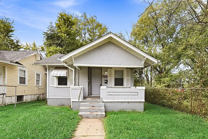 2 bed, 1.0 bath, 816 sqft, $895 — Photo 1