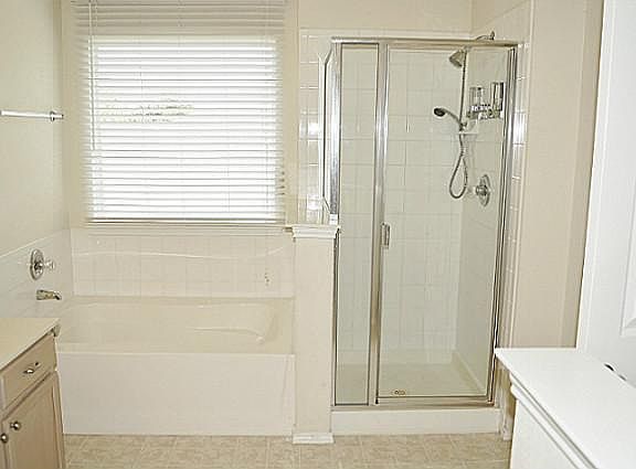 3rd image of 905 Sussex Dr