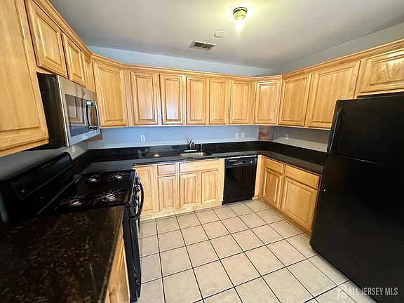 5th image of 111 Harris Ave Unit 5