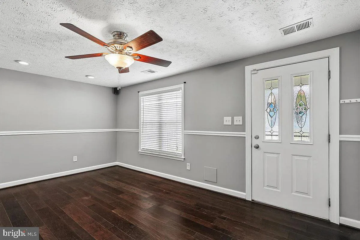 3 bed, 1.5 bath, 1120 sqft, $2,400 — Photo 3