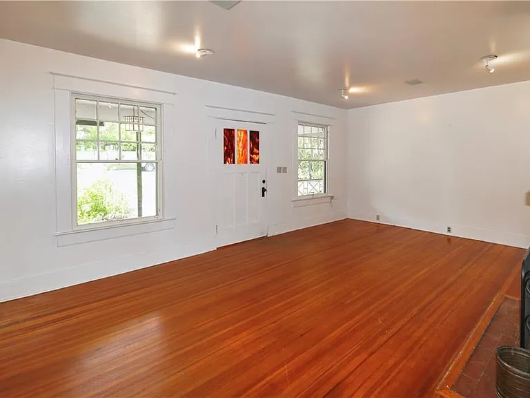 1305 Lorrain St — Photo 7