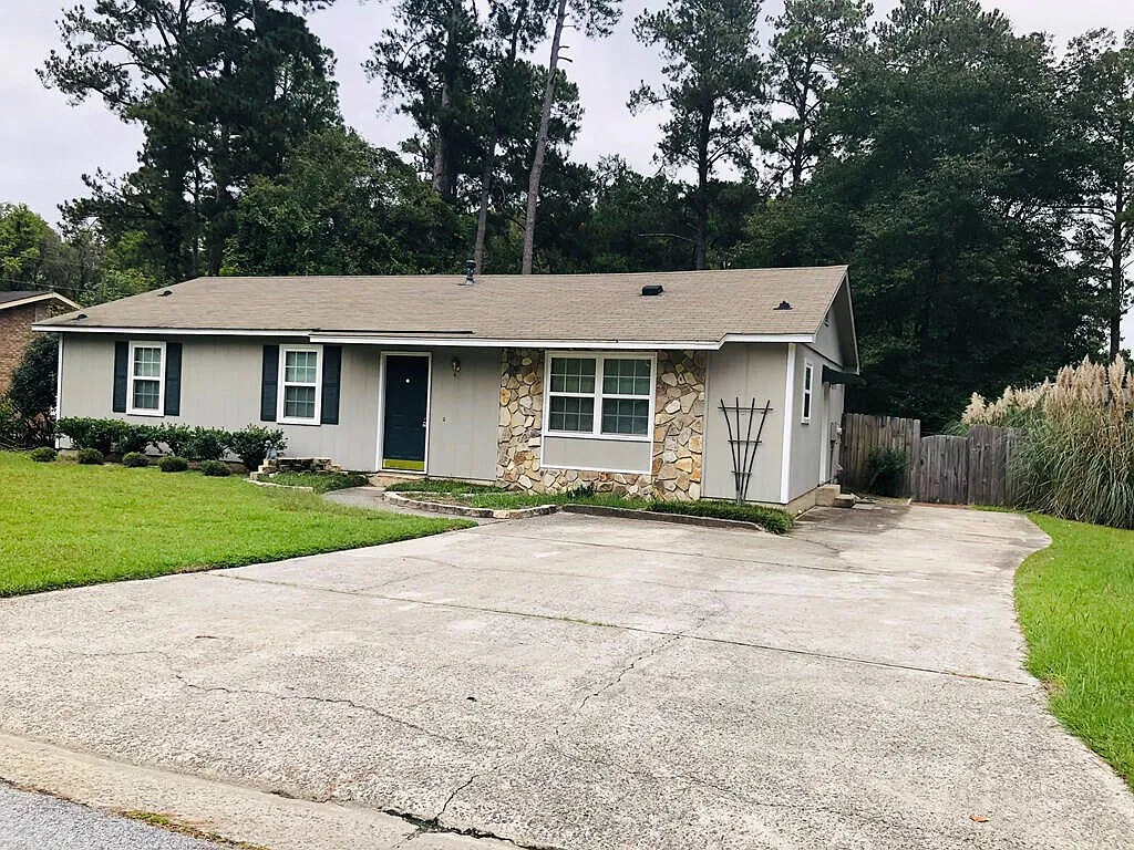 3 bed, 2.0 bath, 1296 sqft, $1,600 — Photo 2