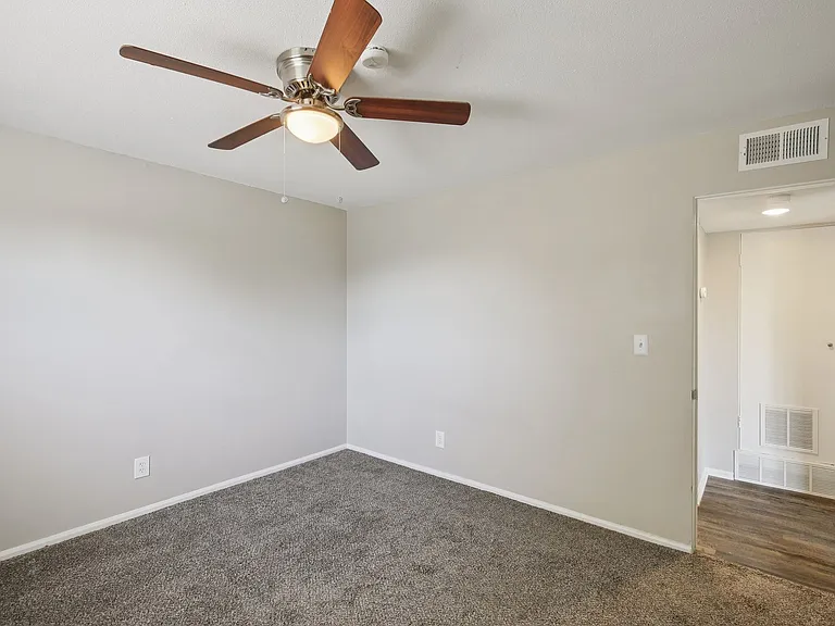 Mission Manor Apartments — Photo 10