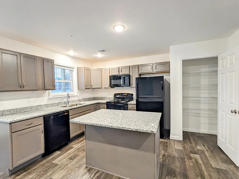 Towns Edge Apartments — Photo 8