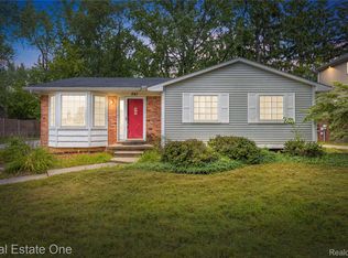 541 Curzon Rd, Rochester Hills, MI 48307