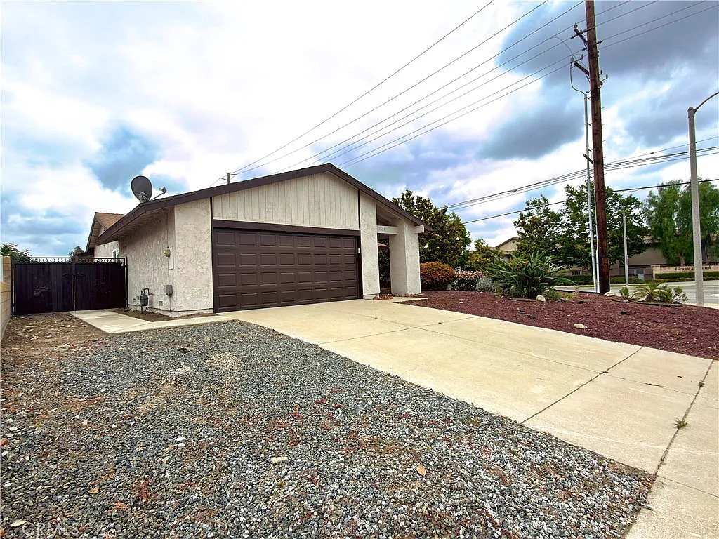 3 bed, 1454 sqft, $3,450 — Photo 3