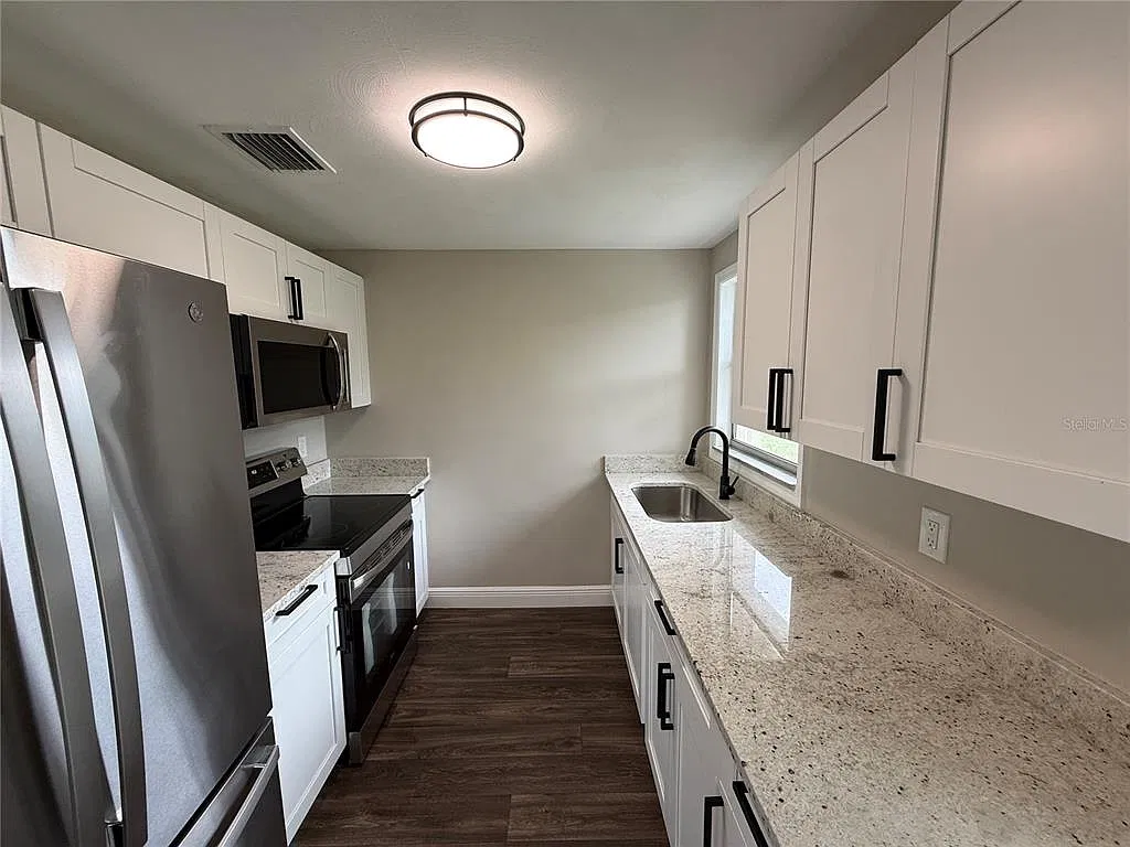 3 bed, 1.0 bath, 840 sqft, $2,500 — Photo 3