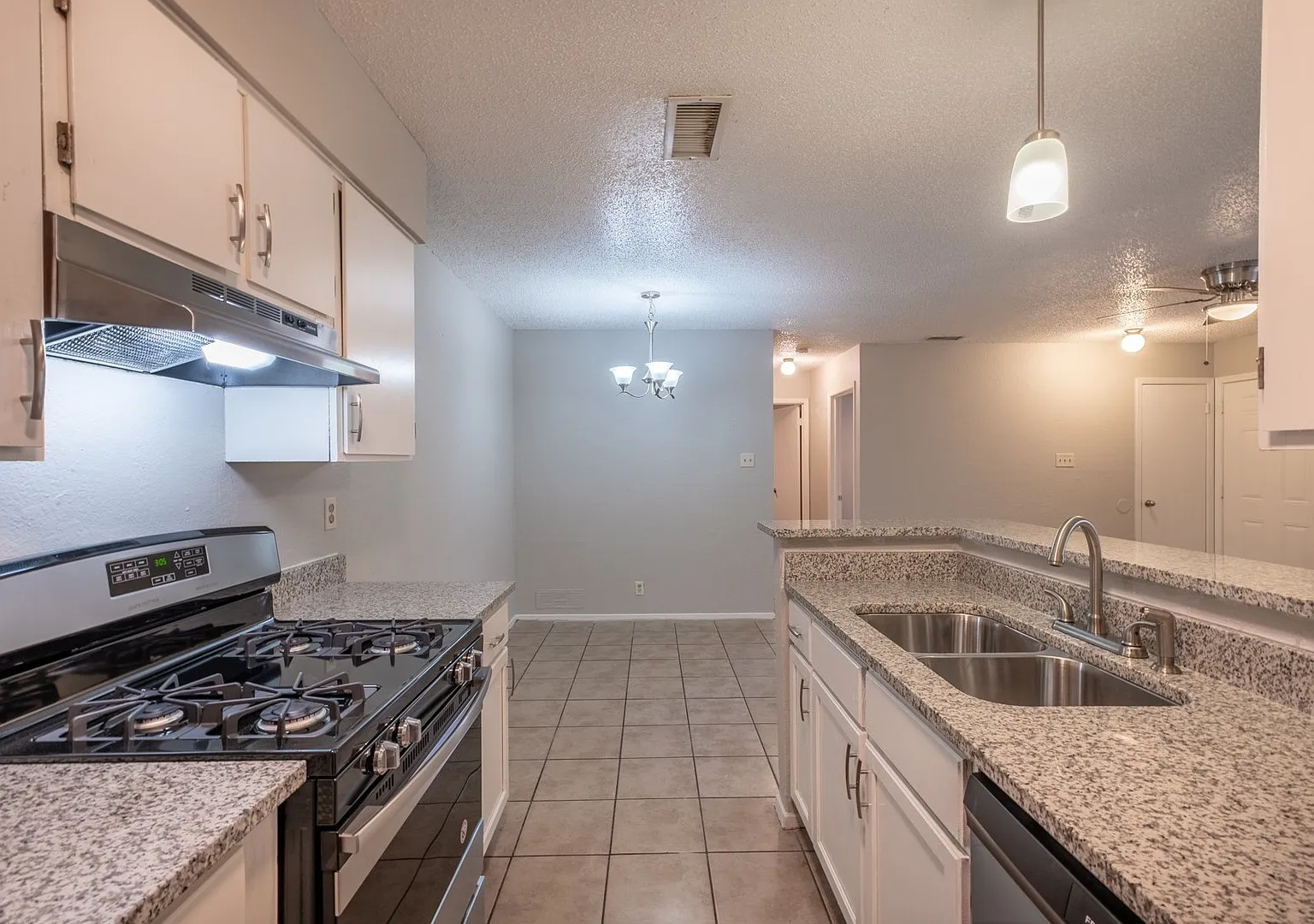 Fully Renovated 3 Bedroom, 2 Bath Duplex in the Heart of North Austin, Adjacent to the Domain — Photo 4