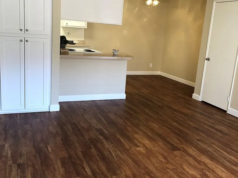 Parklane Apartments — Photo 18