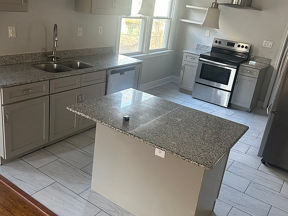 5th image of 179 Oxford Ave #2