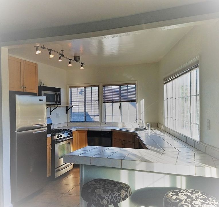 1st image of 810 W Hamilton Ave
