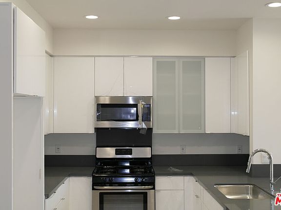 5th image of 105 S Mariposa Ave #302