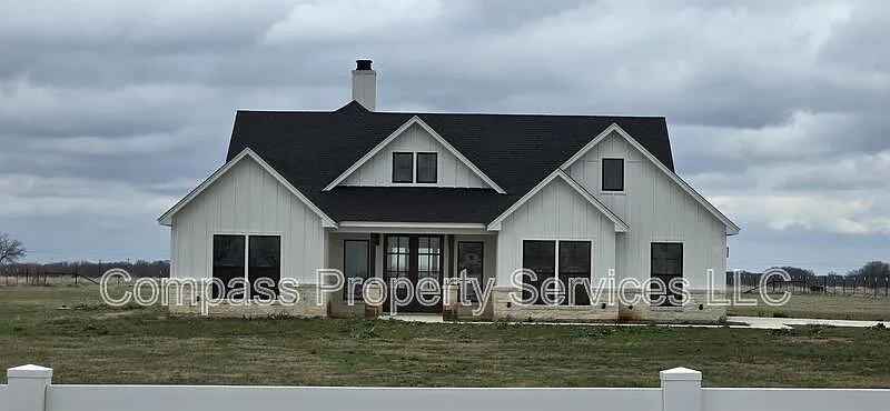 4 bed, 2.5 bath, 2103 sqft, $3,200 — Photo 1