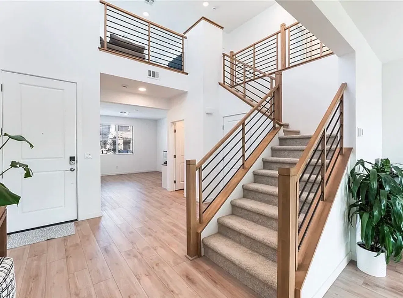 3 bed, 2727 sqft, $3,700 — Photo 2