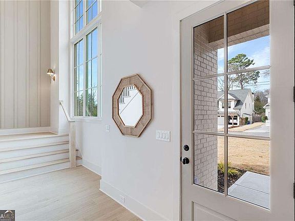 4th image of 2991 Surrey Ln
