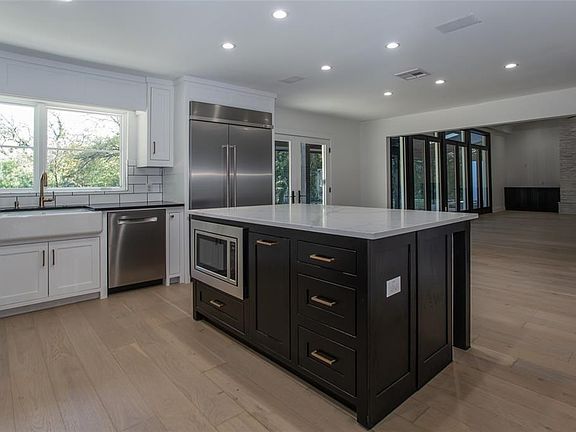 3rd image of 2101 Canterbury Dr