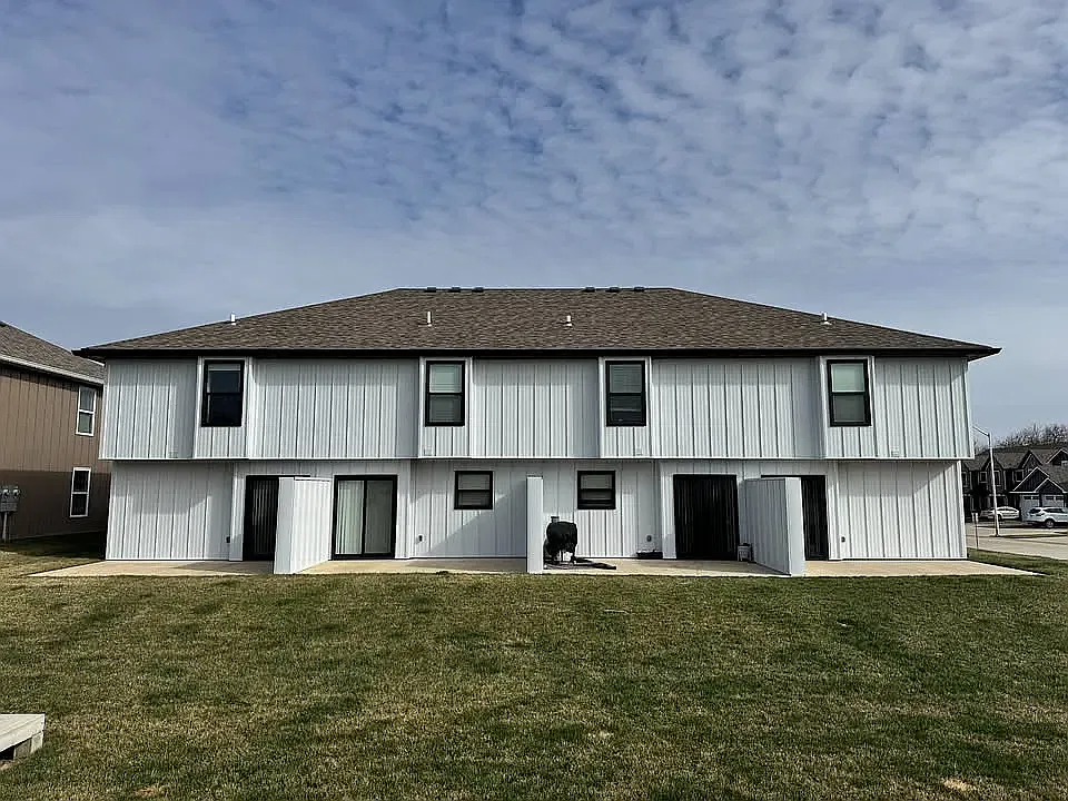2 bed, 2.5 bath, 1300 sqft, $1,695 — Photo 2