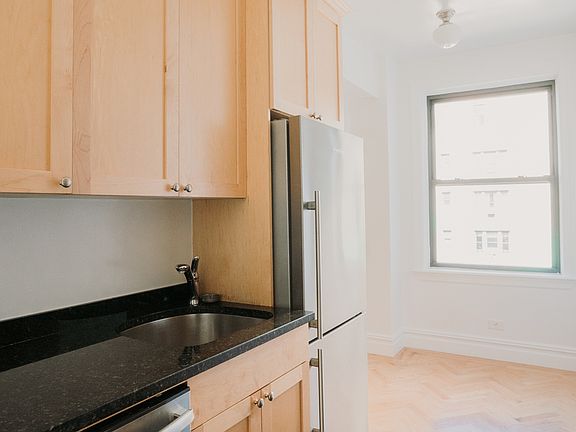 4th image of 210 E 68th St APT 3A
