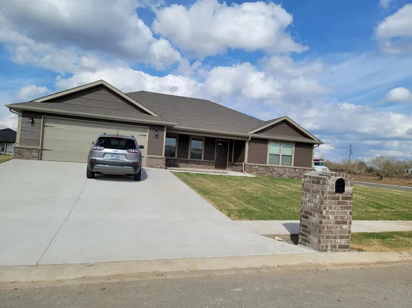 1124 Center Court Cir, Grove, OK 74344