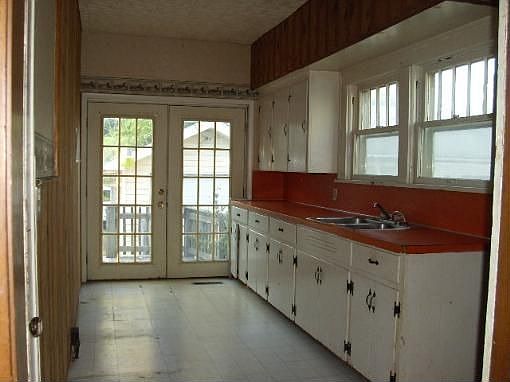 2nd image of 306 E 15th St