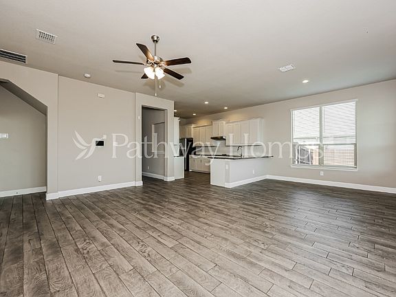 3rd image of 838 Poppie Ln