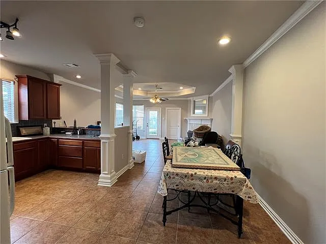 405 N Woodlawn Ave — Photo 4