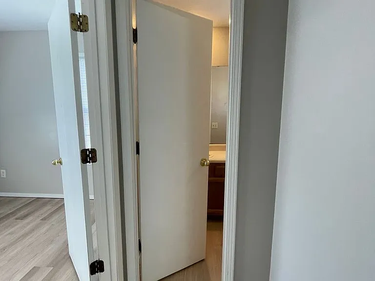 521 N Oak Grove Ave #B — Photo 14