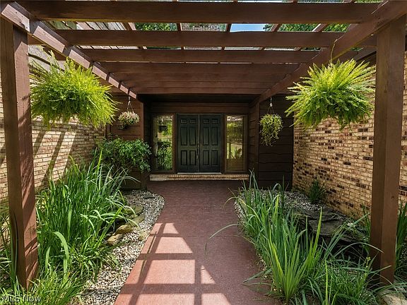 3rd image of 580 Ridgewood Blvd