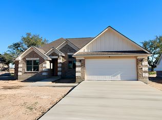 1202 Devine Dr, Devine, TX 78016