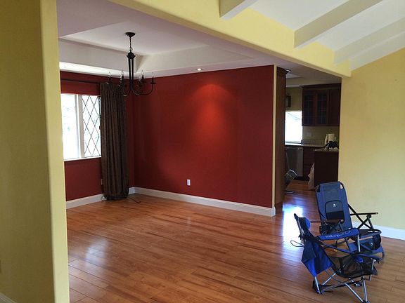 The dining room is between the entryway and kitchen