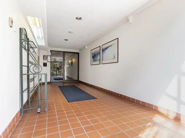 6 Ledgewood Way APT 22, Peabody, MA 01960