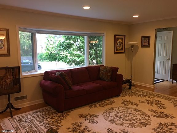 3rd image of 4 Borden Pl