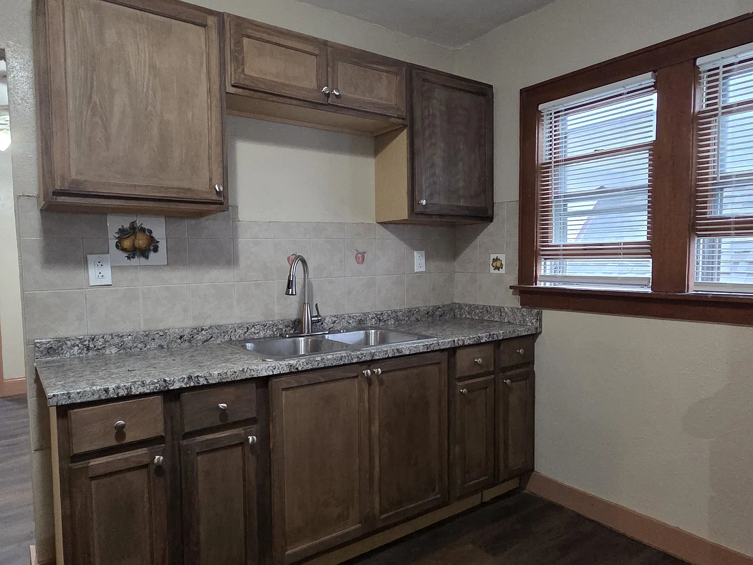 3 bed, 1000 sqft, $1,300 — Photo 1