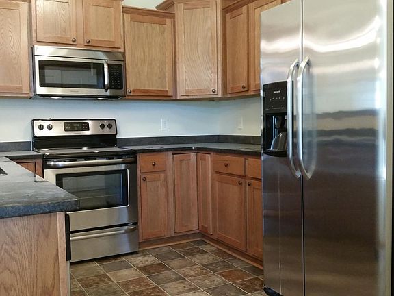 Granite counters & stainless appliances