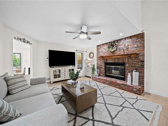 5th image of 419 Woodcock Dr