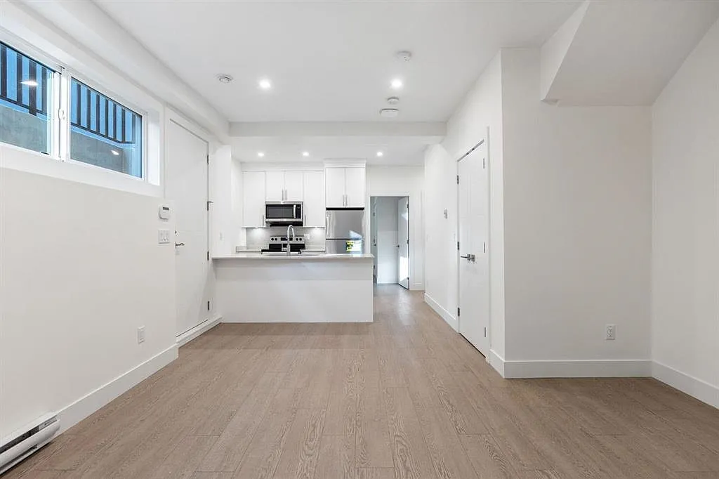 2 bed, 900 sqft, $2,340 — Photo 3