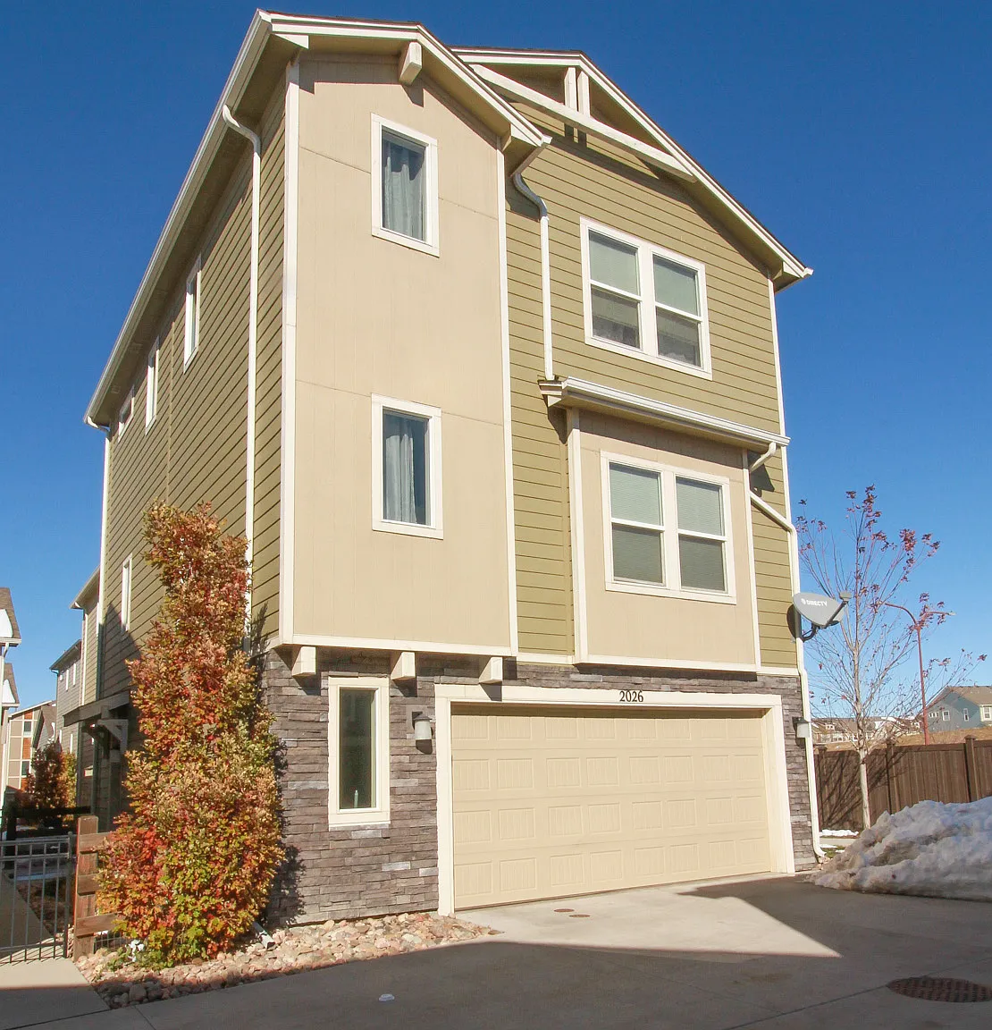 3 bed, 1945 sqft, $2,299 — Photo 1