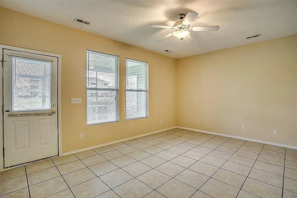 3 bed, 1750 sqft, $1,800 — Photo 3