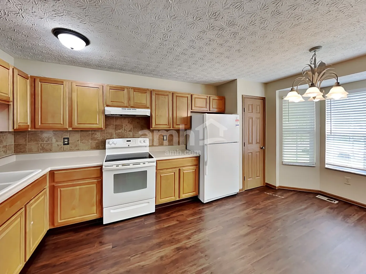 3 bed, 2.5 bath, 1360 sqft, $1,820 — Photo 4